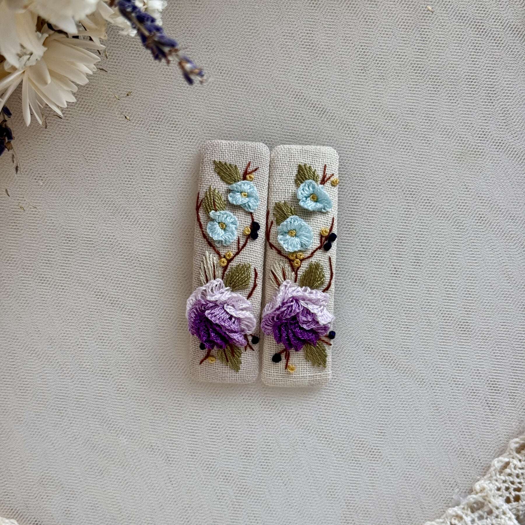 Violetit ruusut ja pienet siniset kukat hiuspinnit