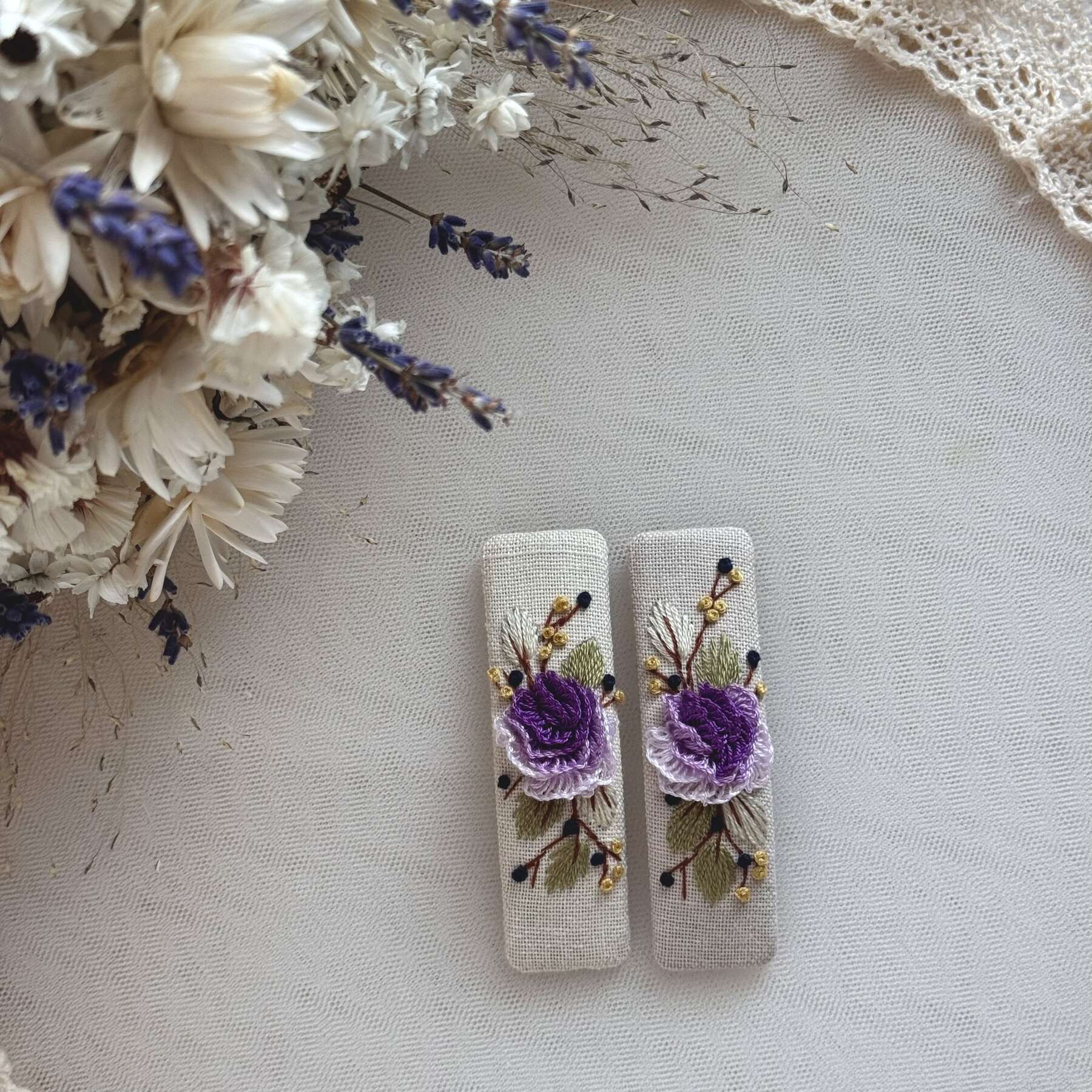 Violetit ruusut hiuspinnit