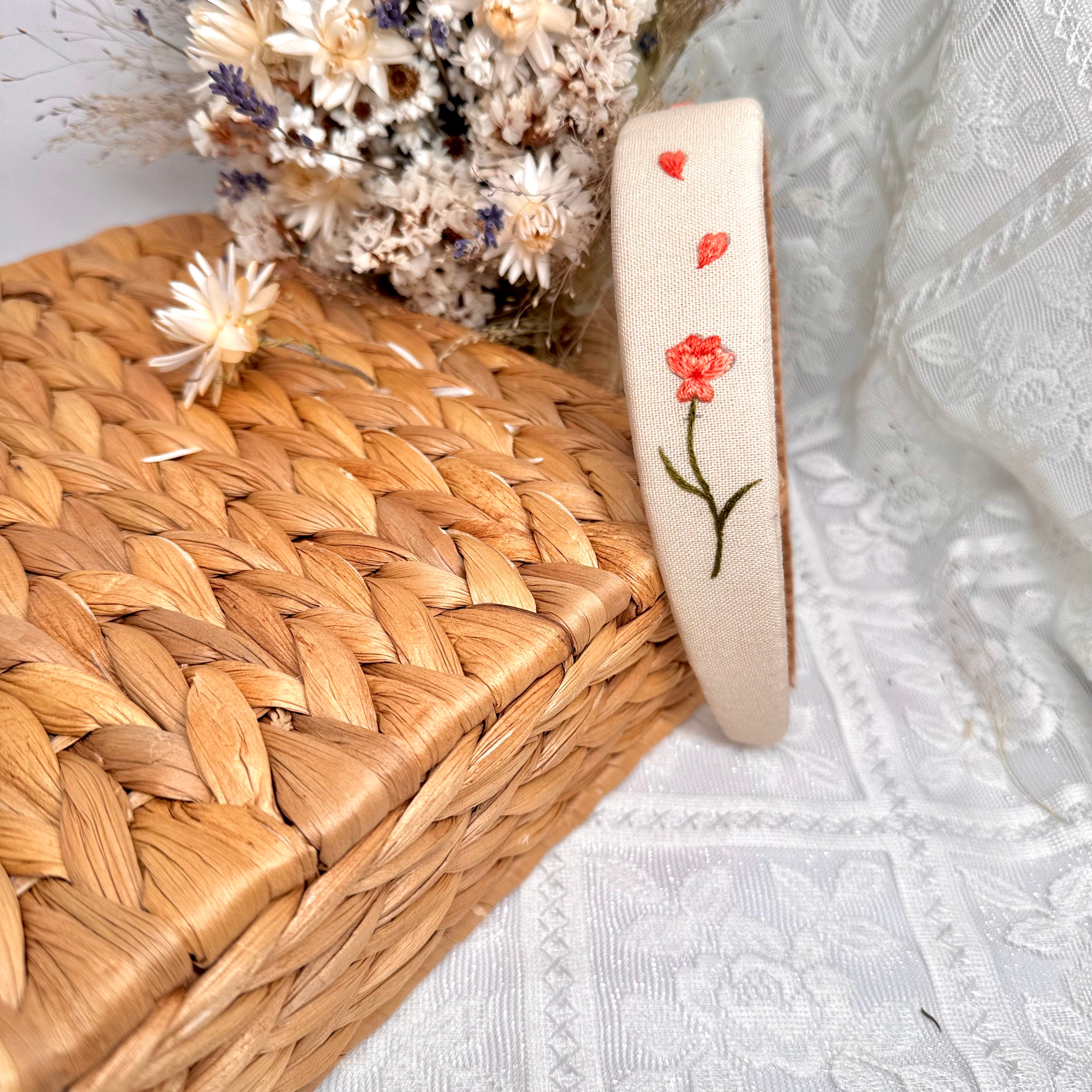 Käsin kirjottu hiuspanta, Jiji ja Unikko -aihe