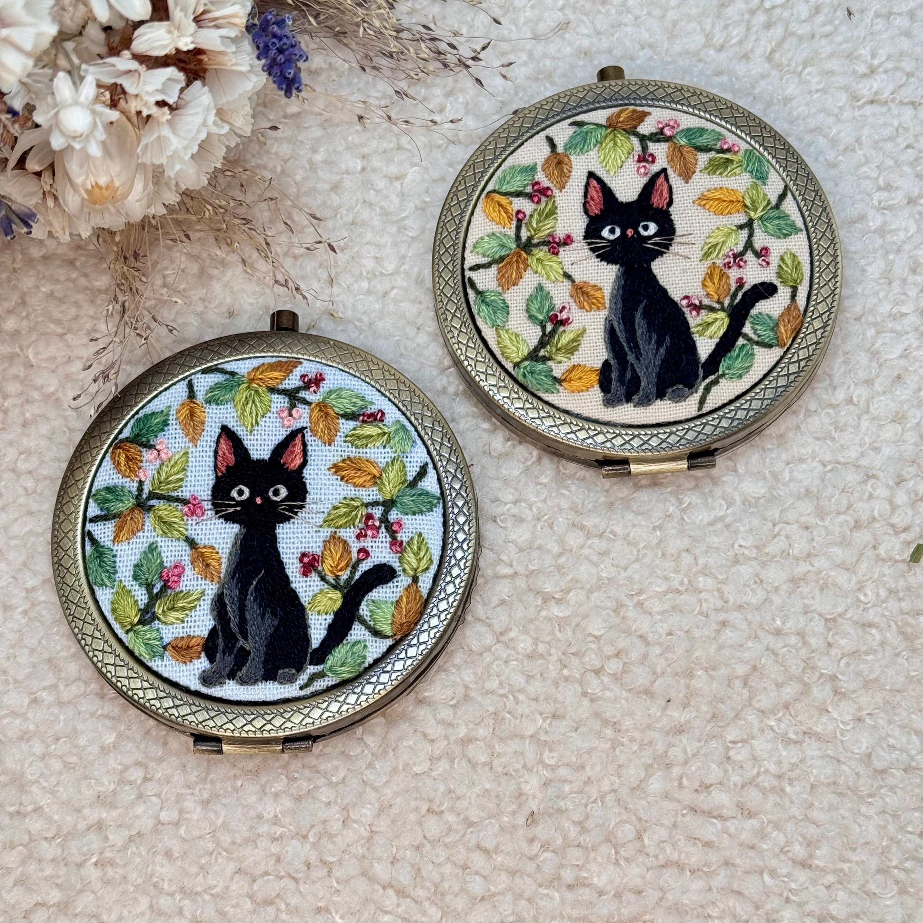 Käsin kirjottu taskupeili, Jiji kissa -aiheinen kuvio kannessa