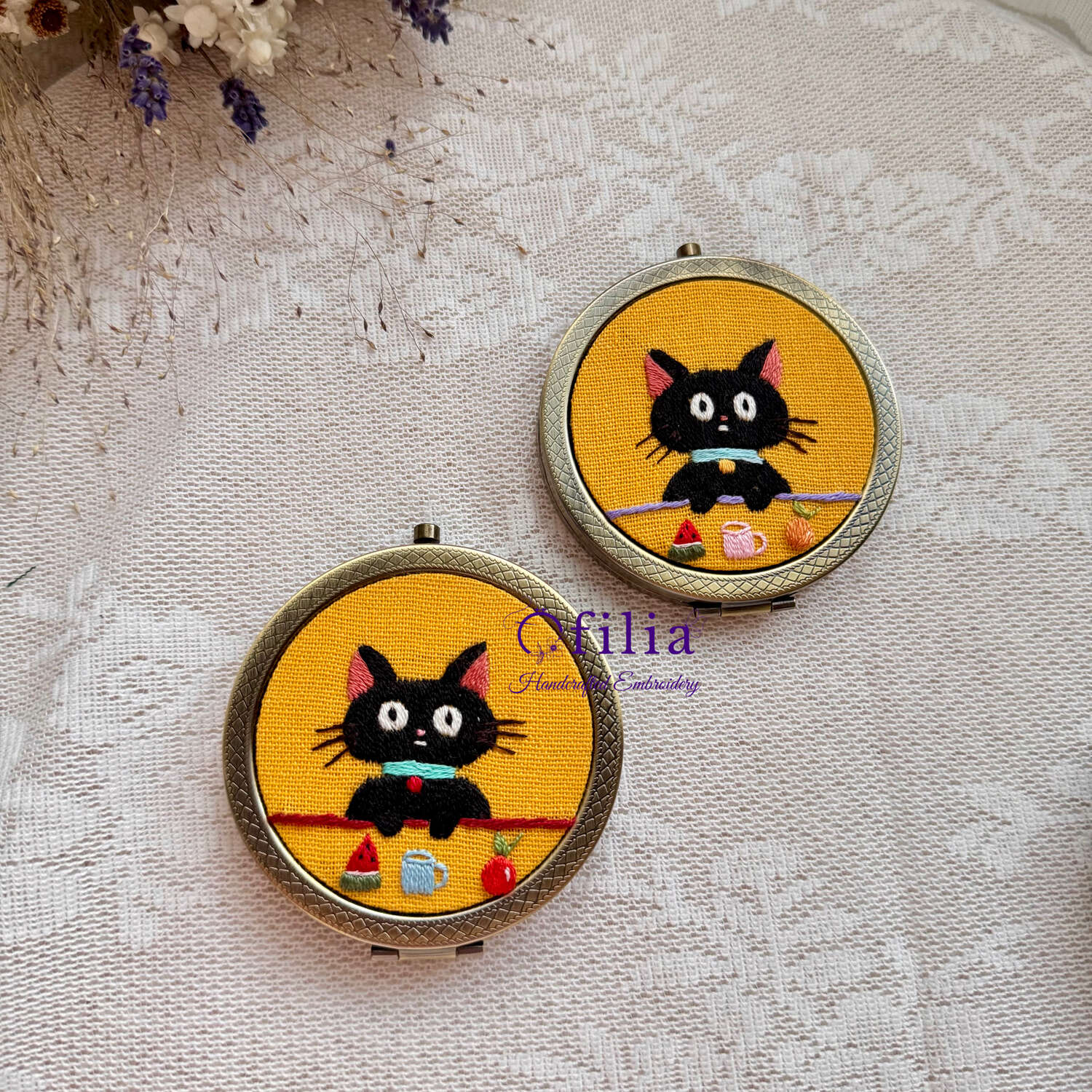 Käsinkirjailtu Jijin taskupeili – Ofilia Handmade