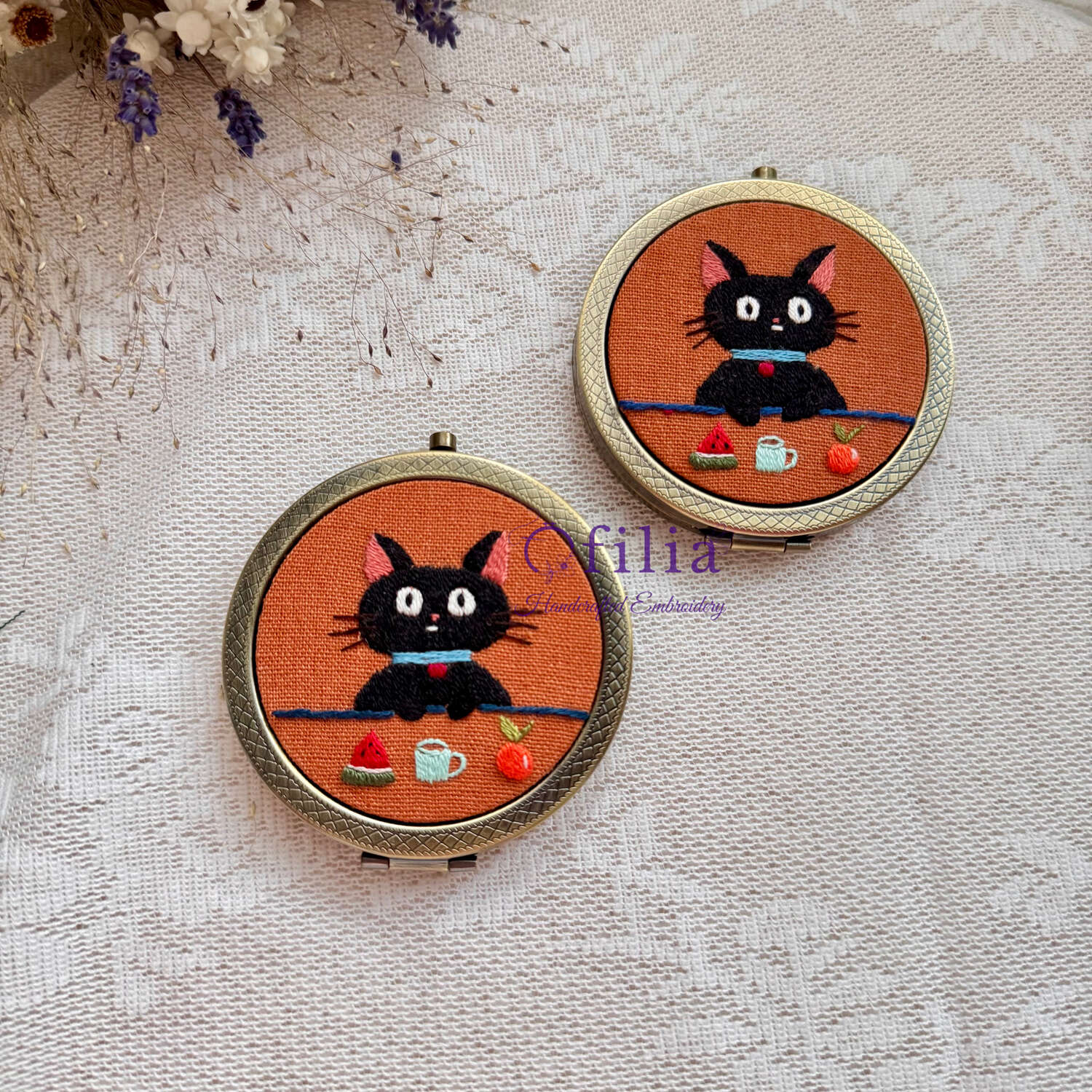 Käsinkirjailtu Jijin taskupeili – Ofilia Handmade