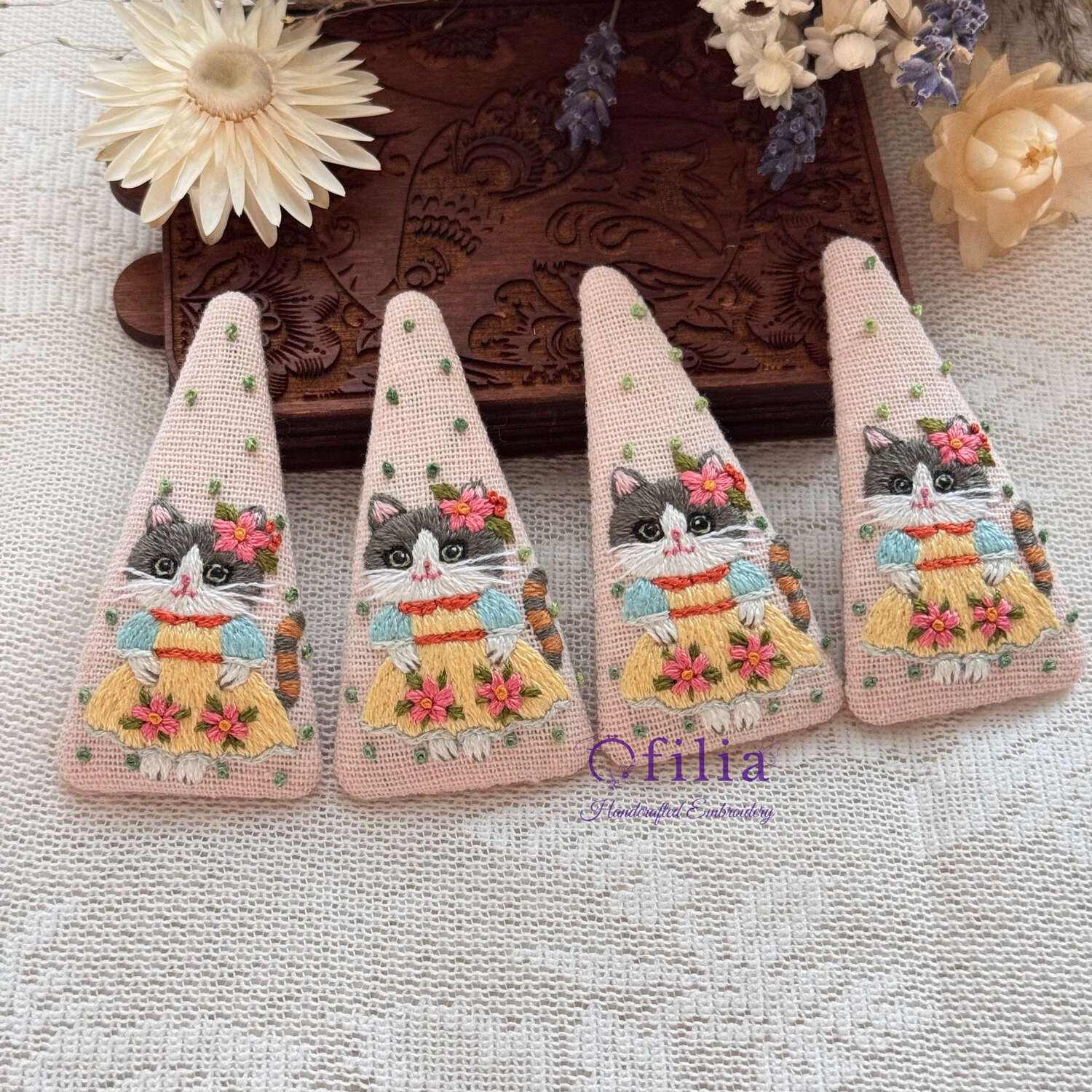 Käsinkirjailtu keltaisessa kukkamekossa kissa hiuspinni – Ofilia Handmade