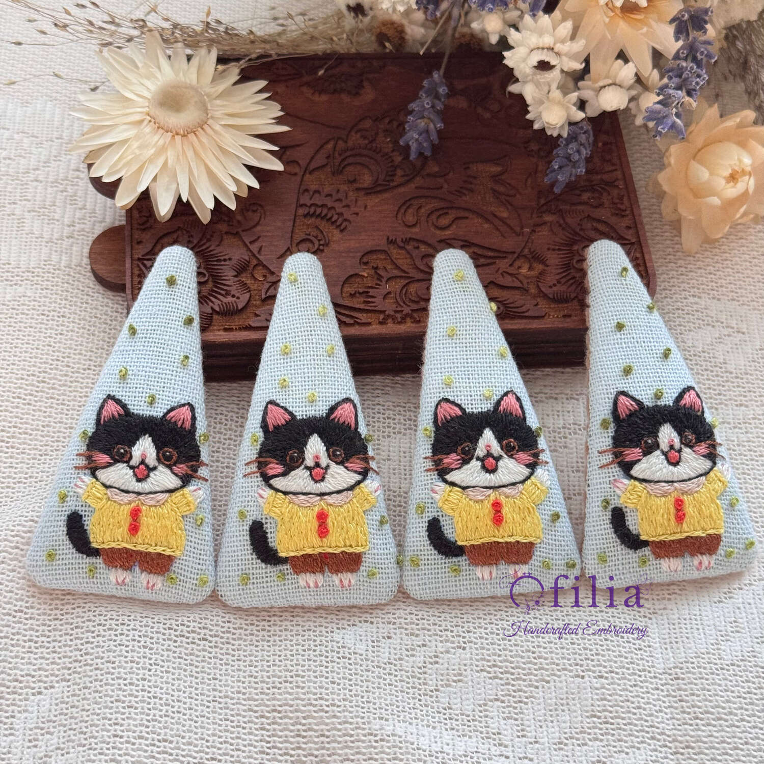 Käsinkirjailtu keltaisessa paidassa kissa hiuspinni – Ofilia Handmade