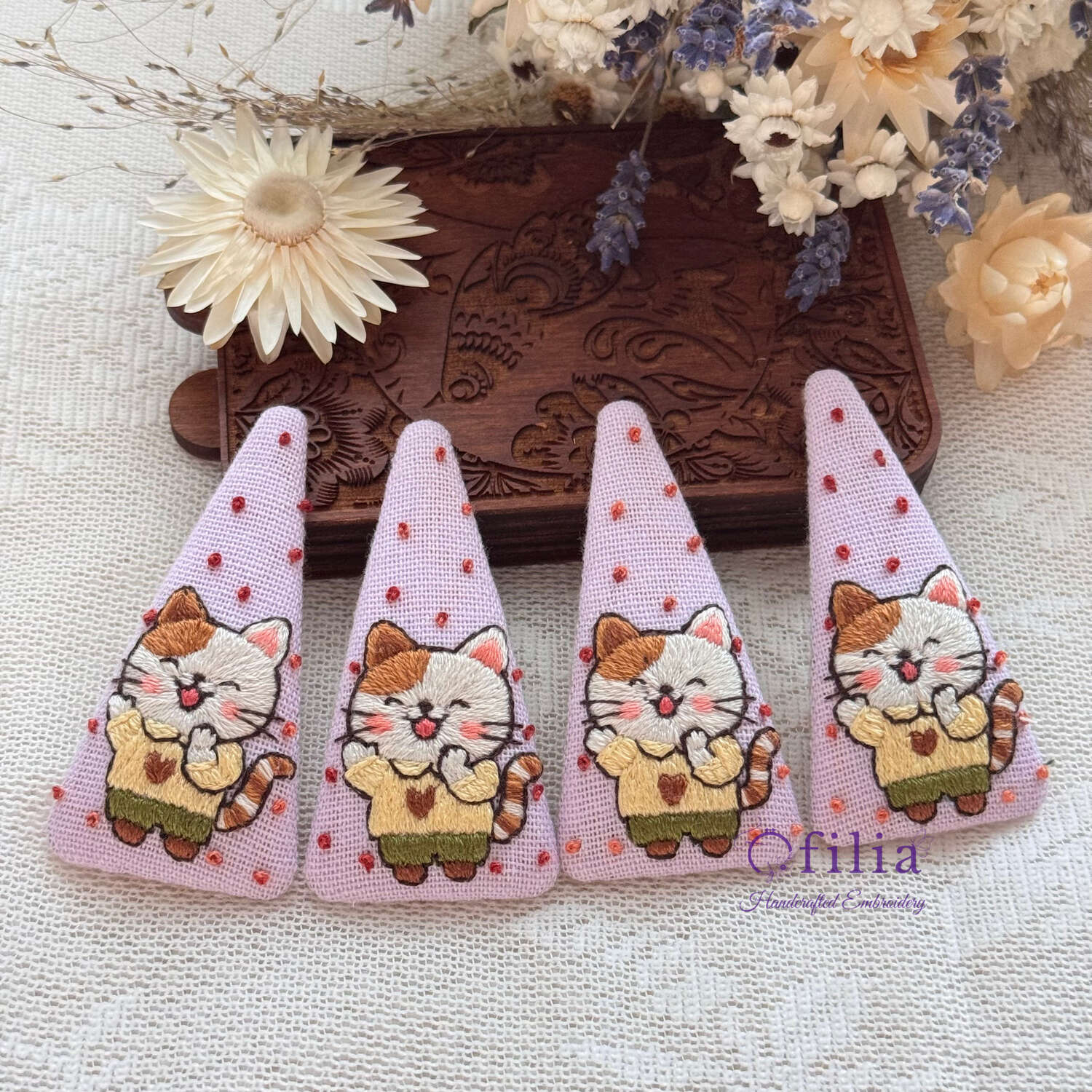 Käsinkirjailtu keltaisessa puserossa kissa hiuspinni – Ofilia Handmade