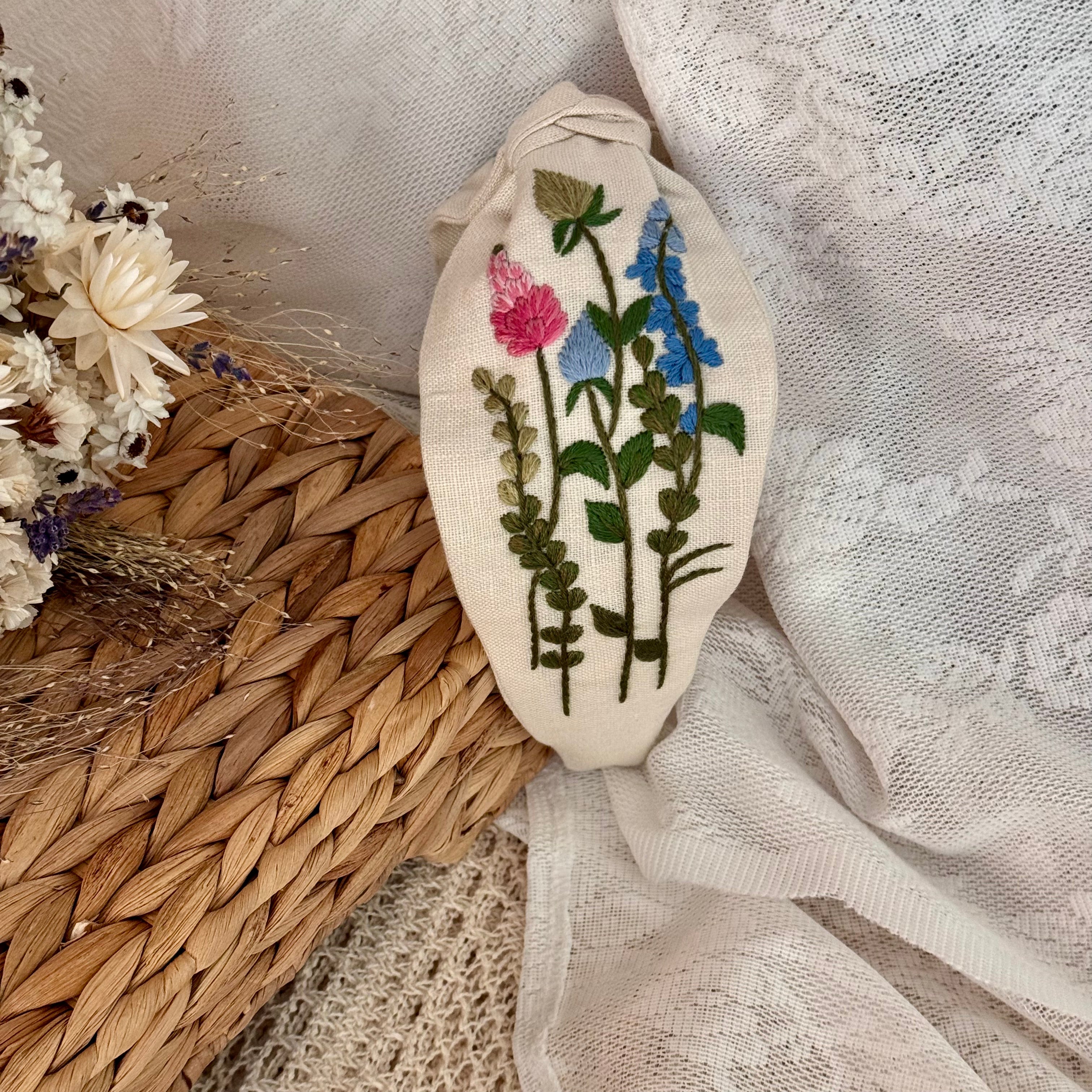 Käsin kirjottu turbaanipanta, kesäkimppu-aiheinen kuvio kankaalla