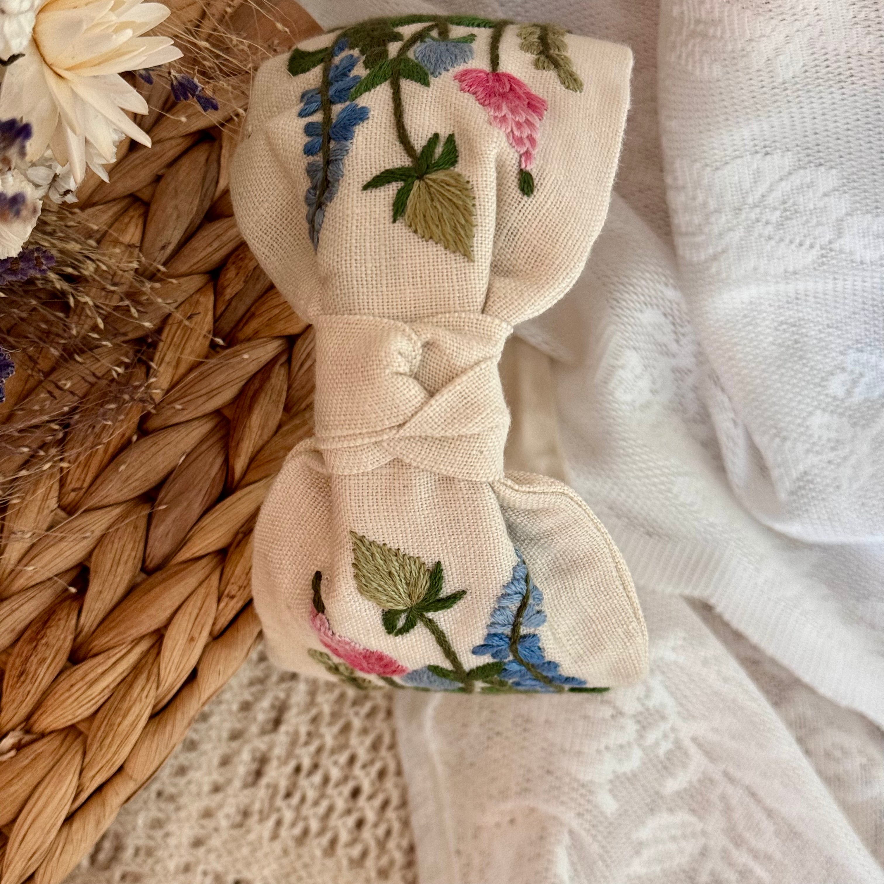 Käsin kirjottu turbaanipanta, kesäkimppu-aiheinen kuvio kankaalla