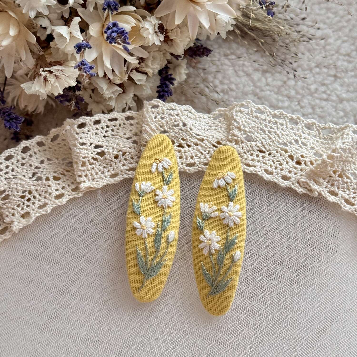 Käsin kirjotut hiuspinnit, kesäkukka-aiheinen kuvio kankaalla