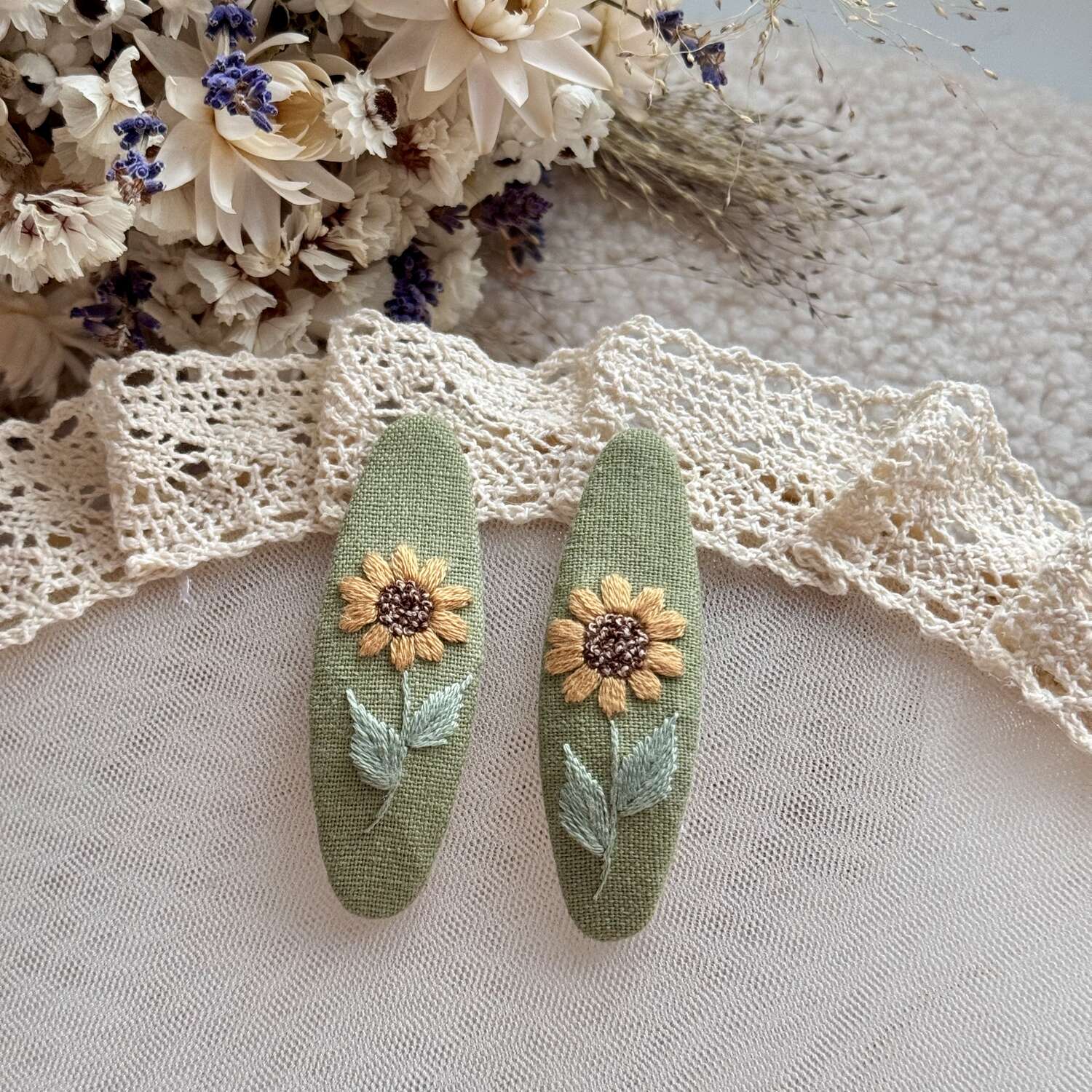 Käsin kirjotut hiuspinnit, kesäkukka-aiheinen kuvio kankaalla