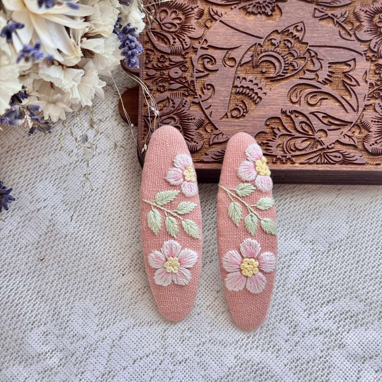 Käsin kirjotut hiuspinnit, kesäkukka-aiheinen kuvio kankaalla