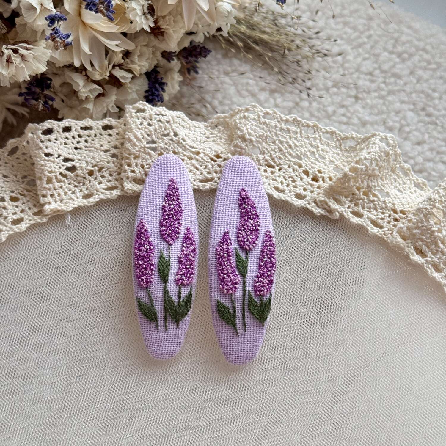 Käsin kirjotut hiuspinnit, kesäkukka-aiheinen kuvio kankaalla