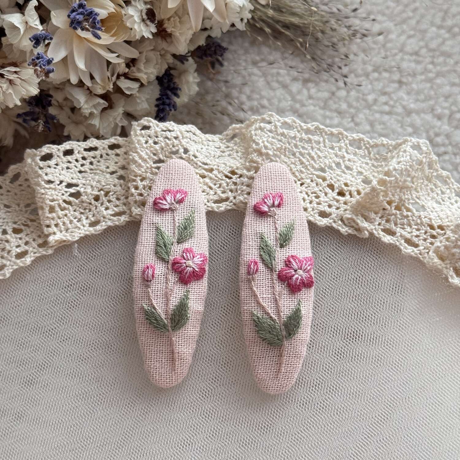 Käsin kirjotut hiuspinnit, kesäkukka-aiheinen kuvio kankaalla