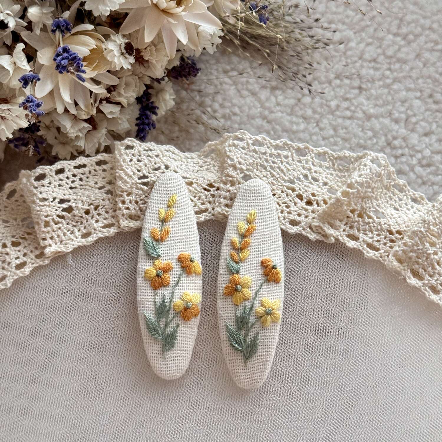 Käsin kirjotut hiuspinnit, kesäkukka-aiheinen kuvio kankaalla