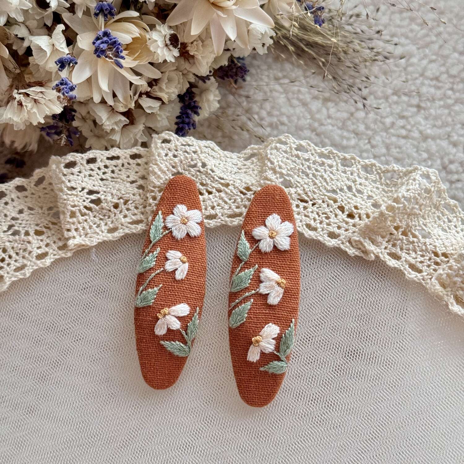 Käsin kirjotut hiuspinnit, kesäkukka-aiheinen kuvio kankaalla