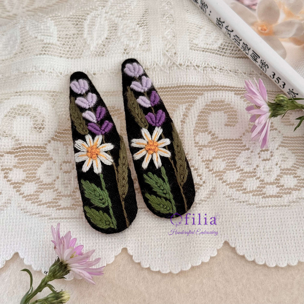 Käsinkirjailtut kesäkukka ja laventeli hiuspinnit – Ofilia Handmade