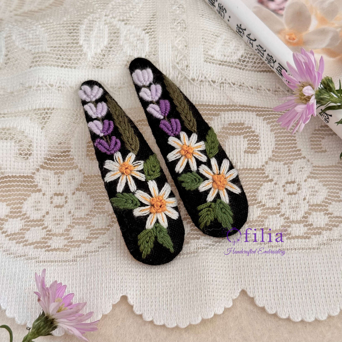 Käsinkirjailtut kesäkukka ja laventeli hiuspinnit – Ofilia Handmade