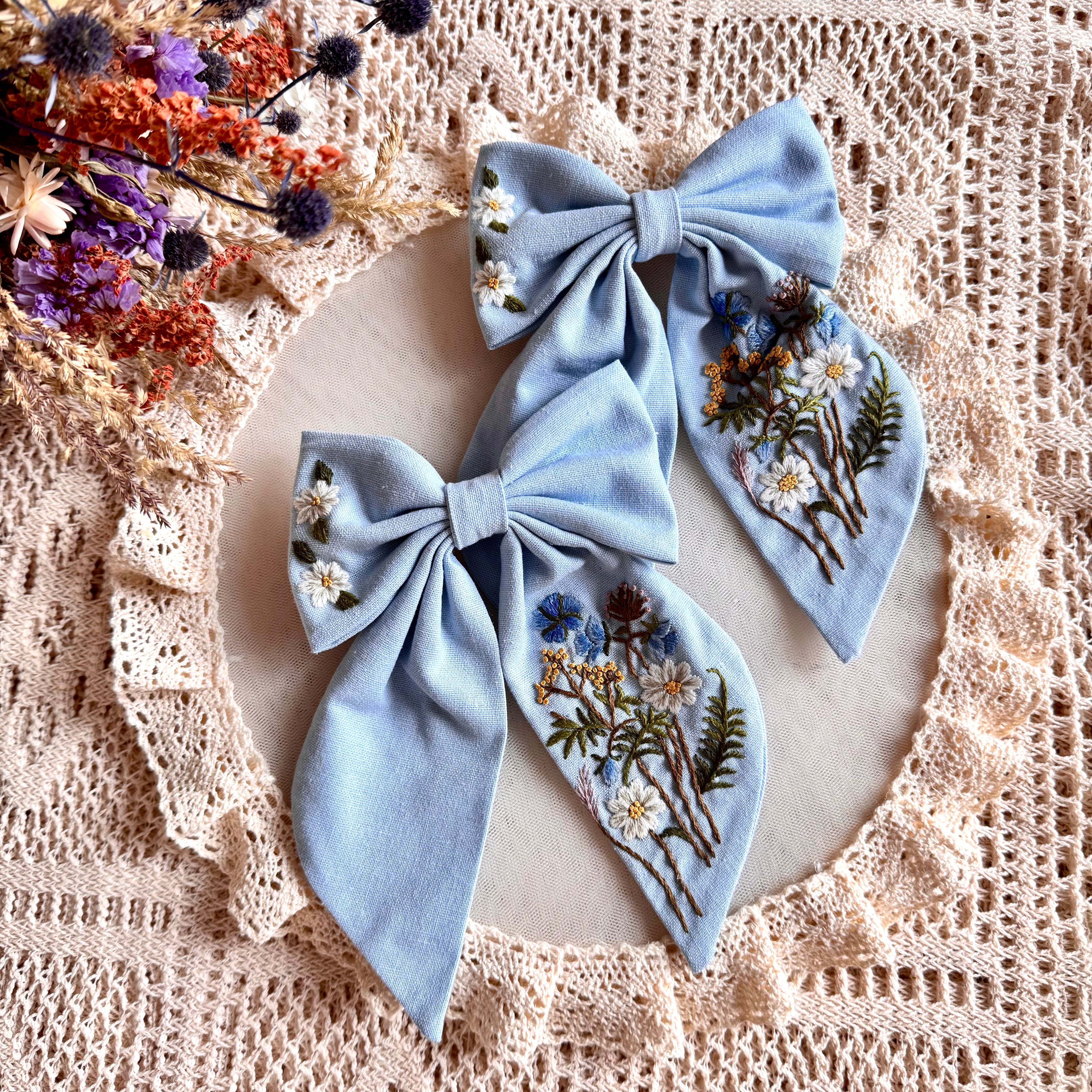 Käsin kirjottu hiusrusetti, kesäkukkatarha-aiheinen kuvio kankaalla