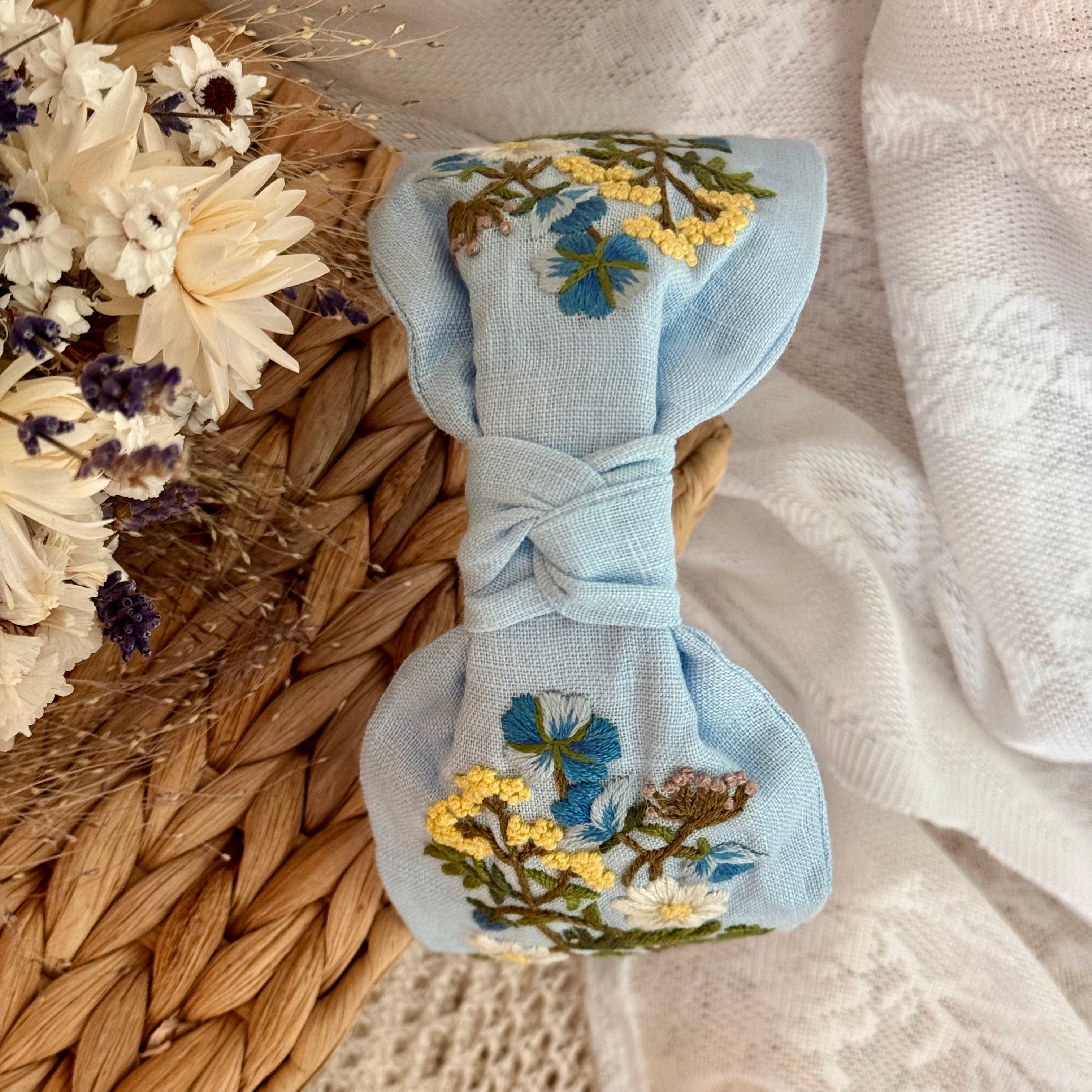 Käsin kirjottu turbaanipanta, kesäkukkatarha-aiheinen kuvio kankaalla