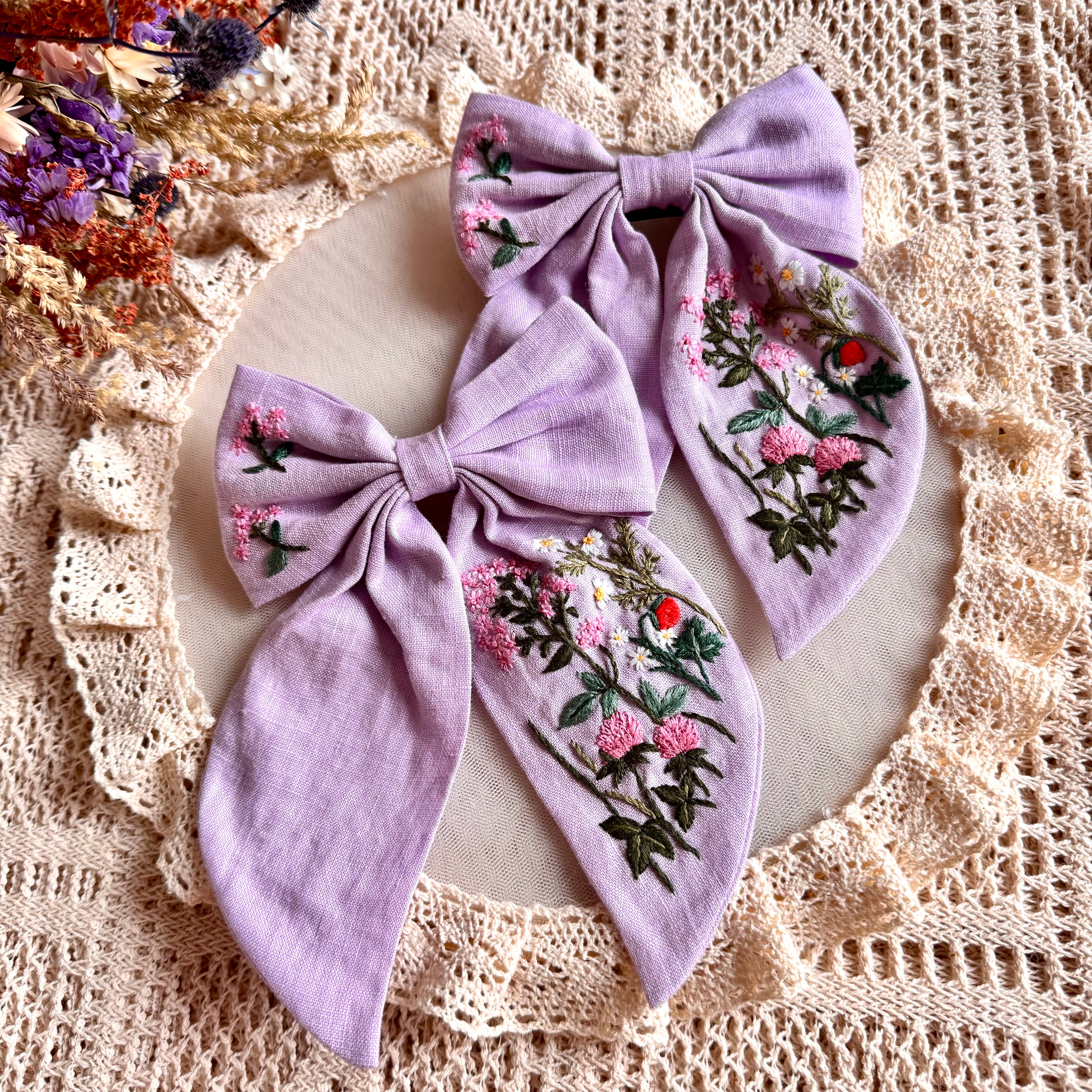 Käsin kirjottu hiusrusetti, kesäluonnonkukka-aiheinen kuvio kankaalla