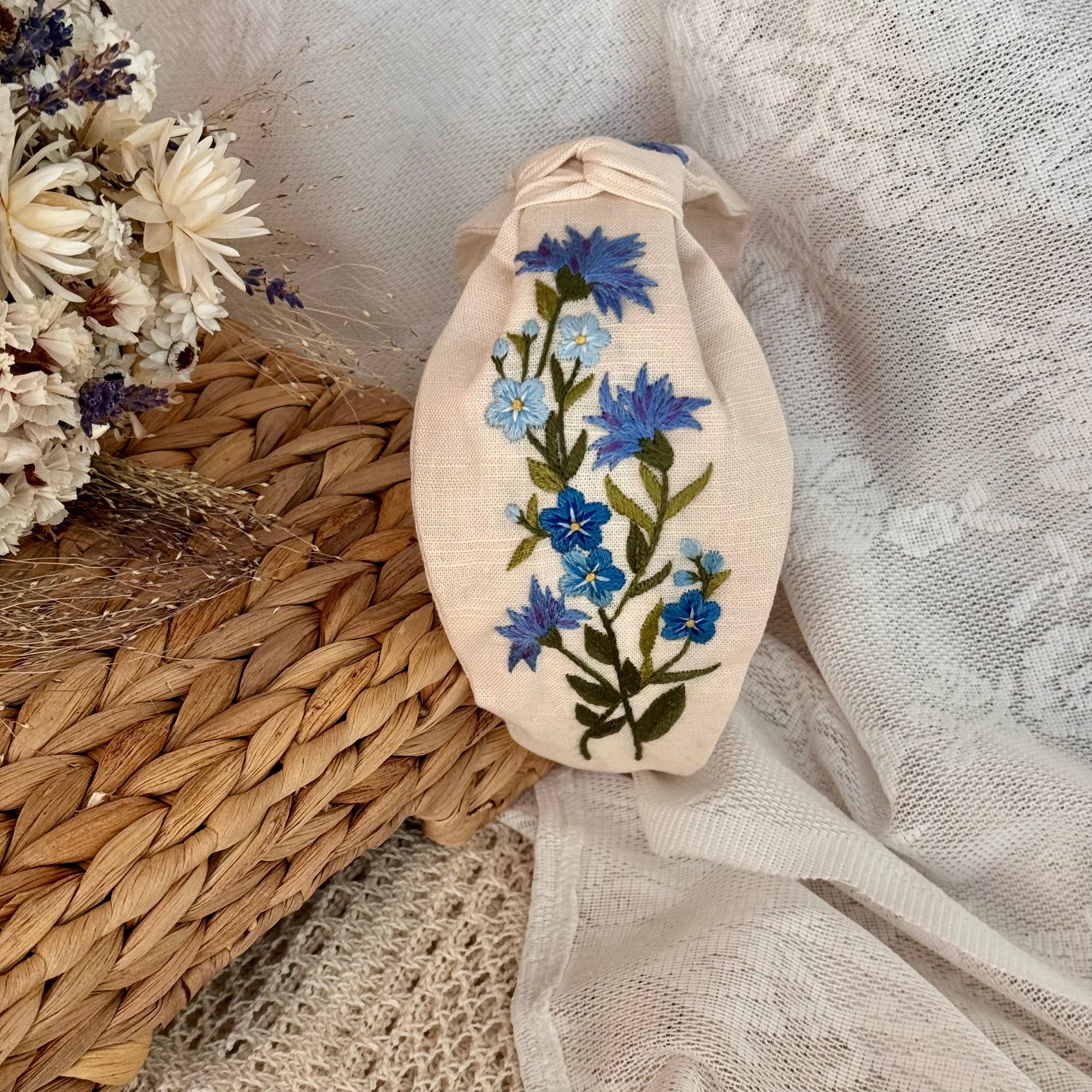 Käsin kirjottu turbaanipanta, ketoneilikka-aiheinen kuvio kankaalla