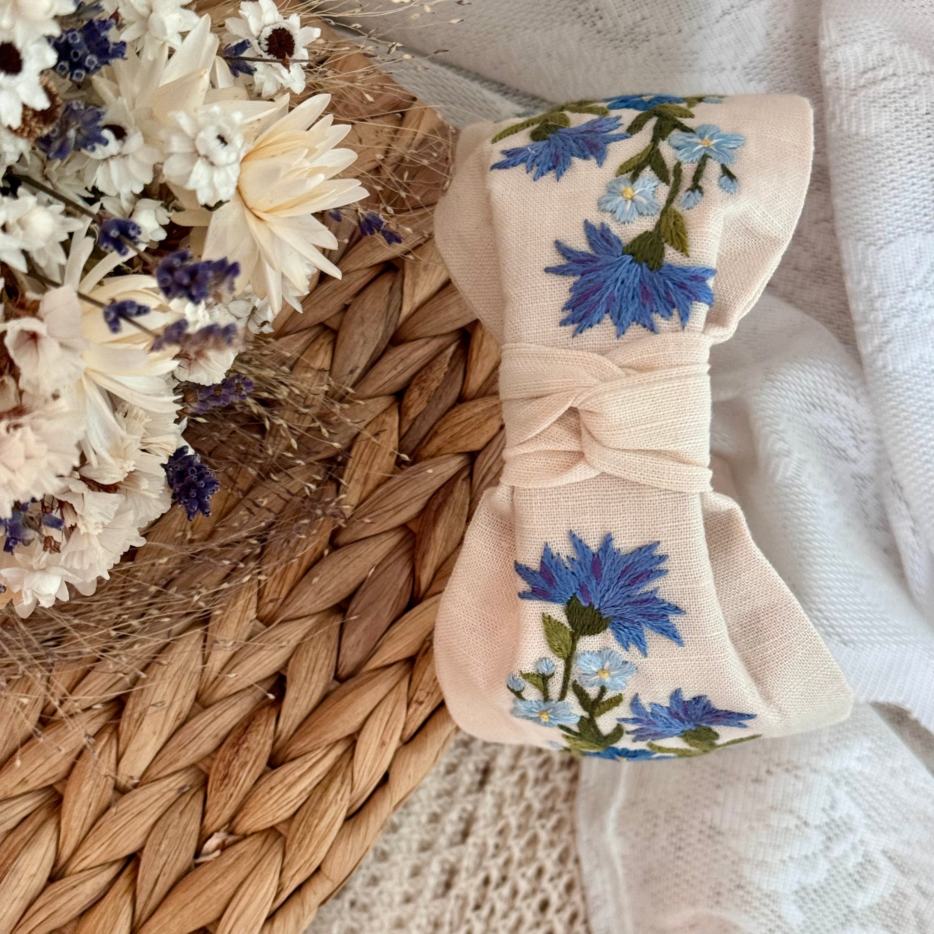 Käsin kirjottu turbaanipanta, ketoneilikka-aiheinen kuvio kankaalla