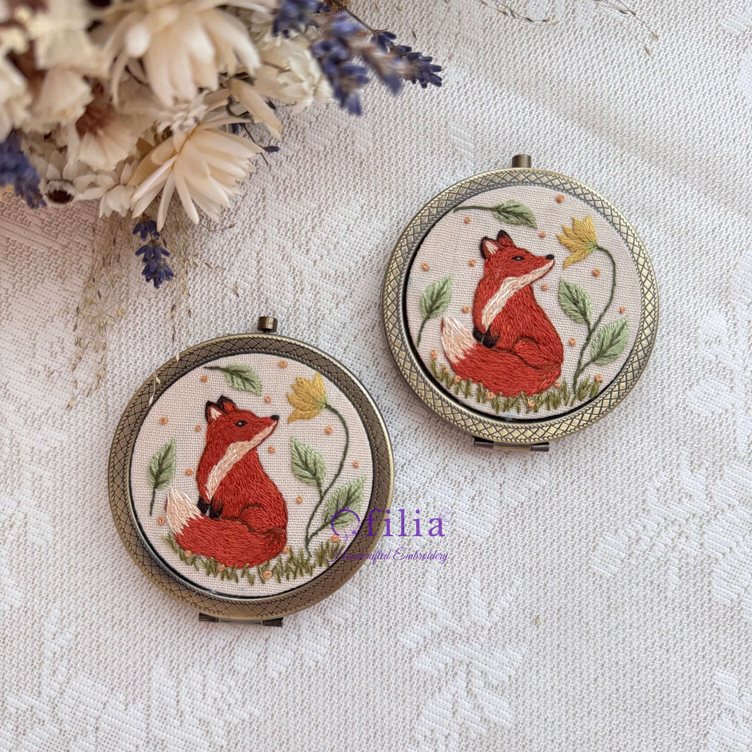 Käsinkirjailtu Kettu ja Pampas taskupeili – Ofilia Handmade