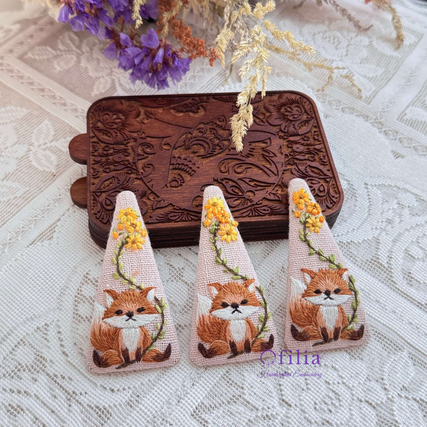 Käsinkirjailtu kettu ja auringonkukka hiuspinni – Ofilia Handmade