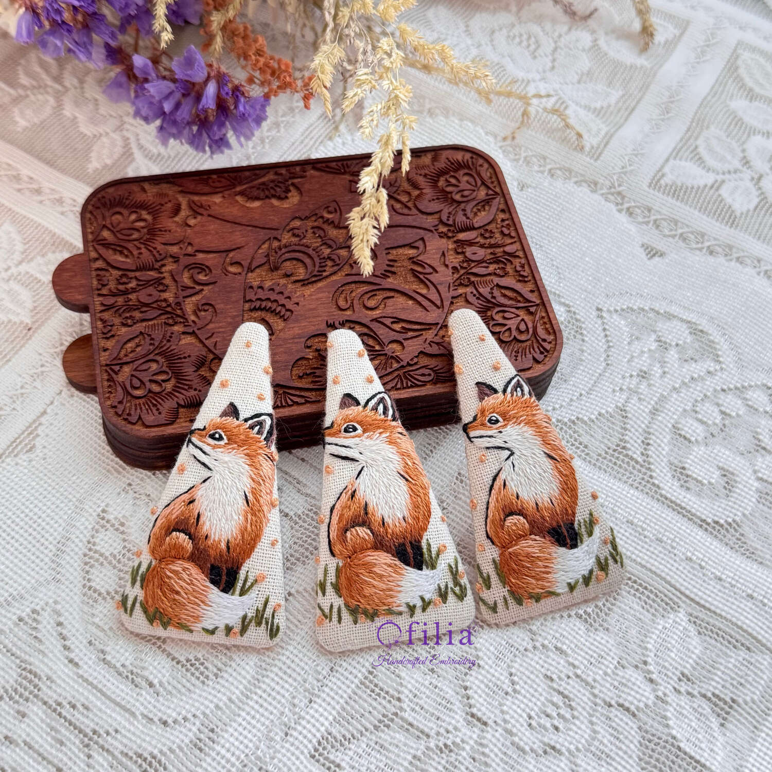 Käsinkirjailtu kettu ja kultaiset lehdet hiuspinni – Ofilia Handmade