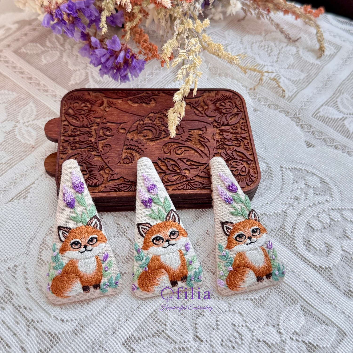 Käsinkirjailtu kettu ja laventeli hiuspinni – Ofilia Handmade