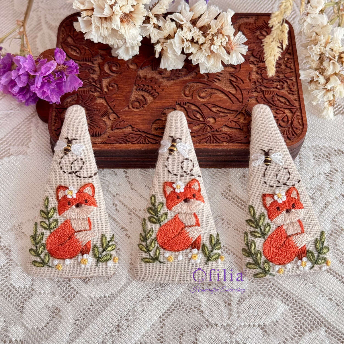 Käsinkirjailtu kettu ja mehiläinen hiuspinni – Ofilia Handmade