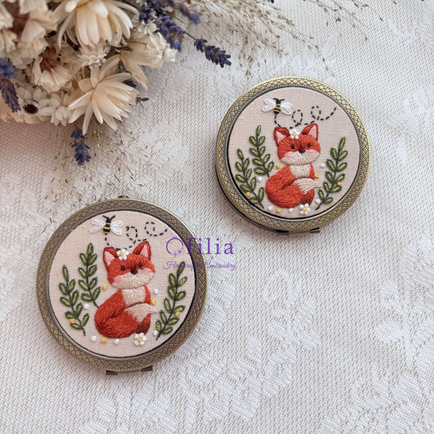 Käsinkirjailtu Kettu ja Mehiläinen taskupeili – Ofilia Handmade