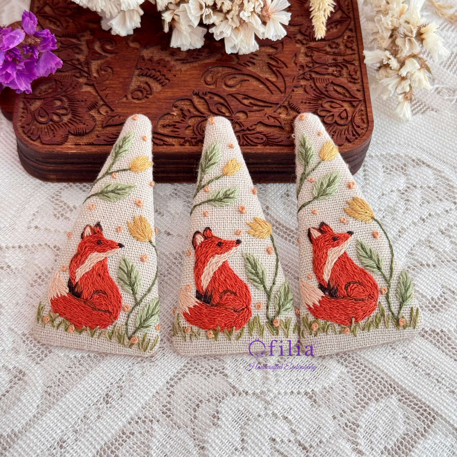 Käsinkirjailtu Kettu ja pampas hiuspinni – Ofilia Handmade