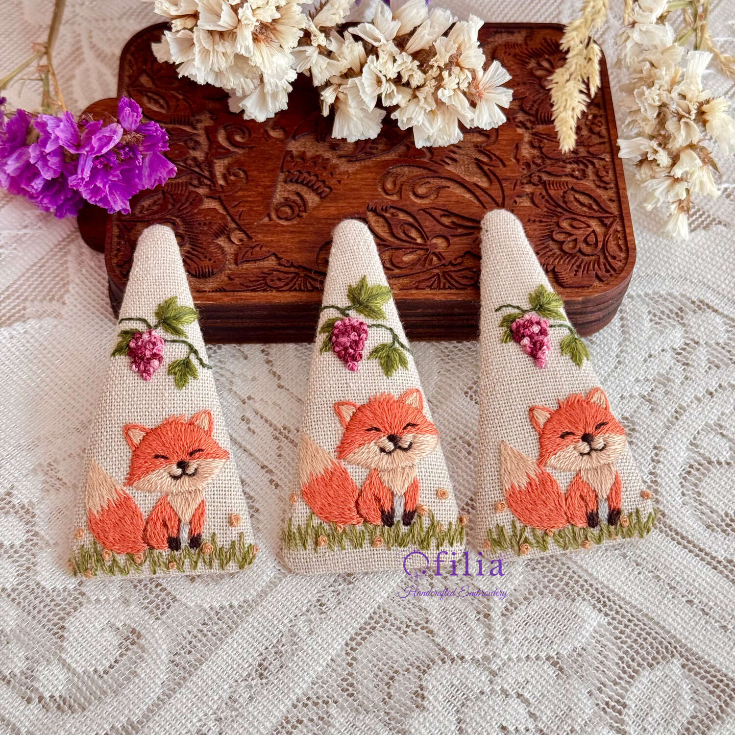 Käsinkirjailtu kettu ja rypäleet hiuspinni – Ofilia Handmade