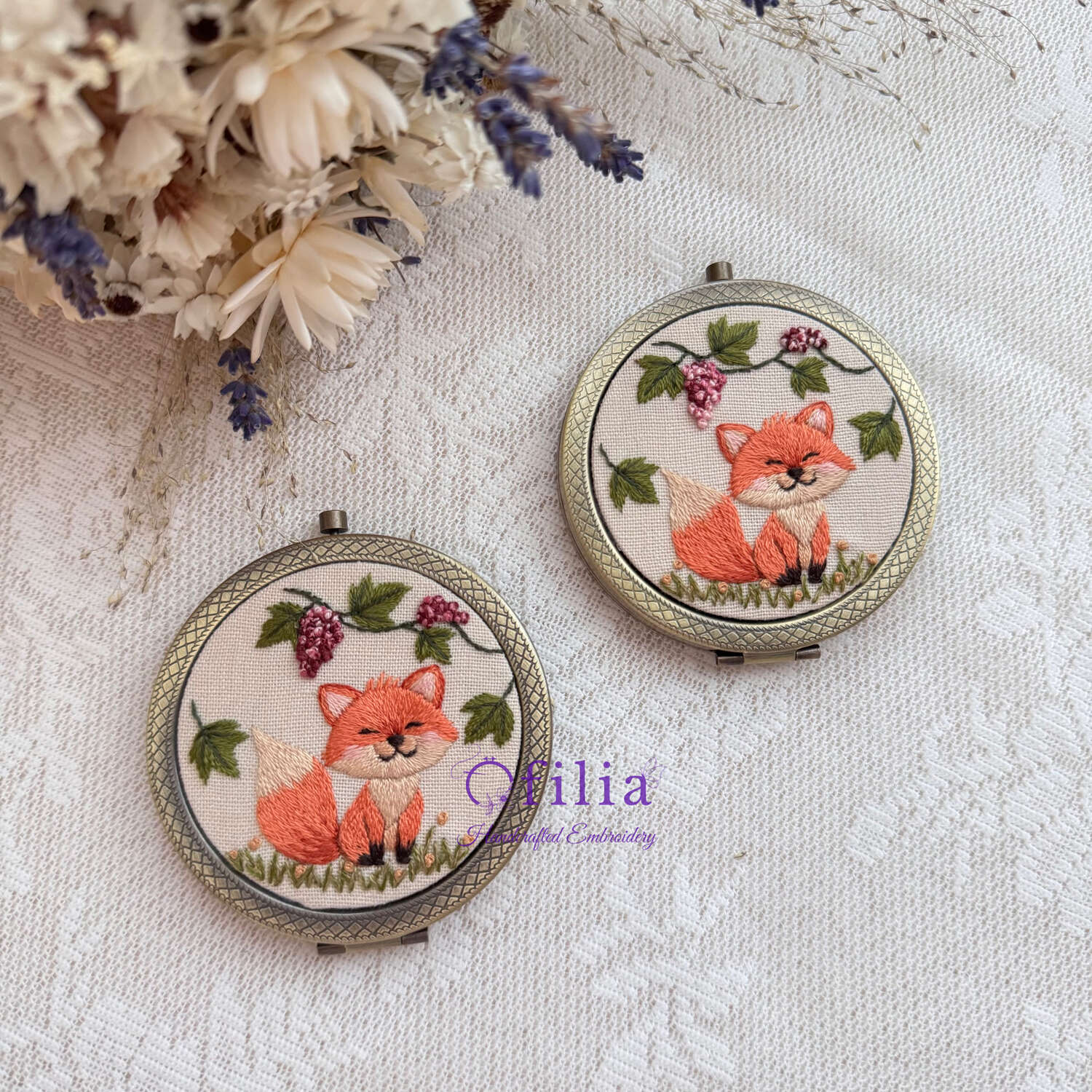 Käsinkirjailtu Kettu ja Rypäle taskupeili – Ofilia Handmade