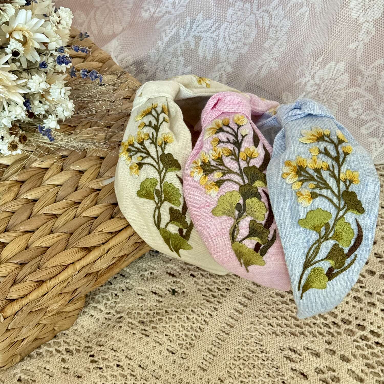 Käsin kirjottu turbaanipanta, kevätesikko ja ginkgo -aiheinen kuvio kankaalla