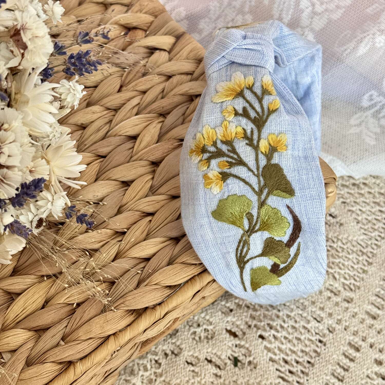 Käsin kirjottu turbaanipanta, kevätesikko ja ginkgo -aiheinen kuvio kankaalla