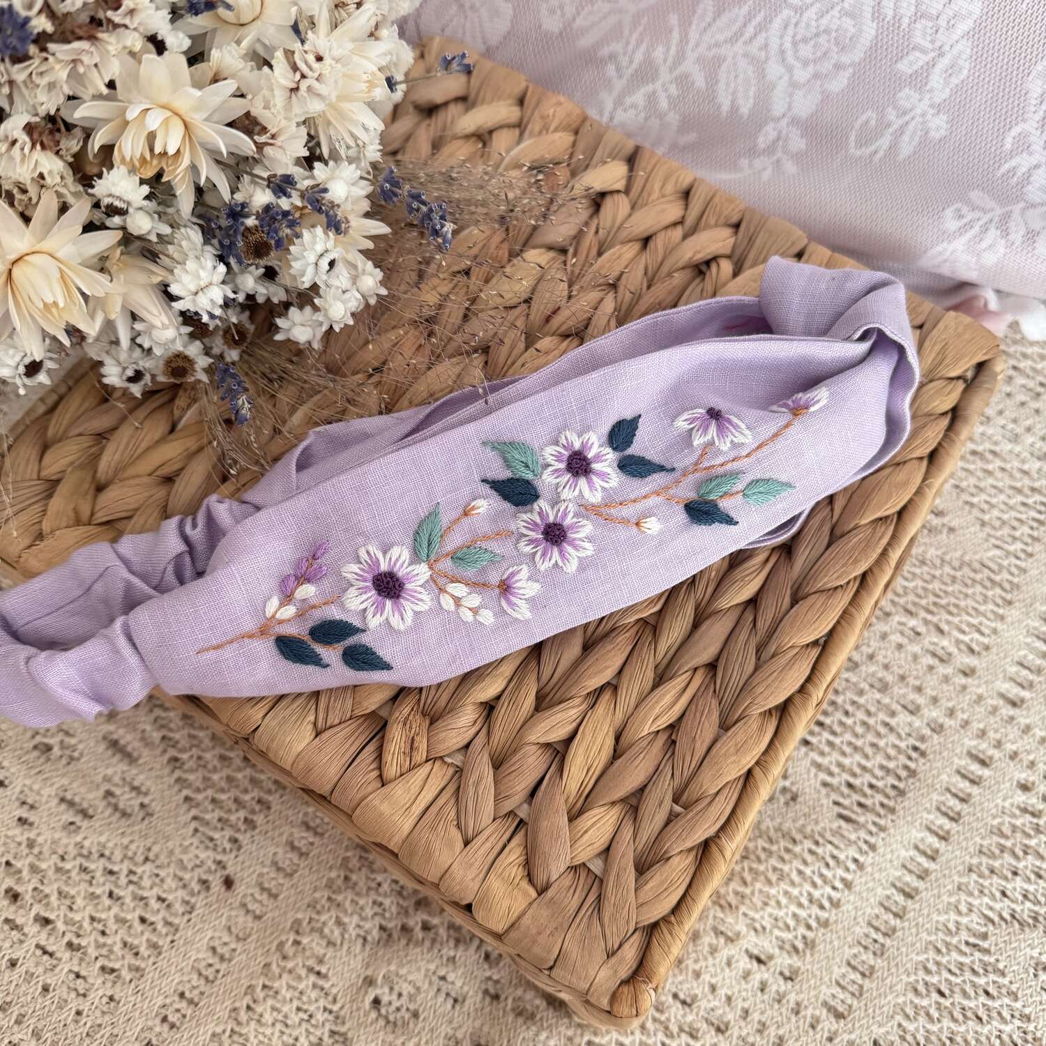 Käsin kirjottu joustava hiuspanta, kevätkukka-aiheinen kuvio kankaalla