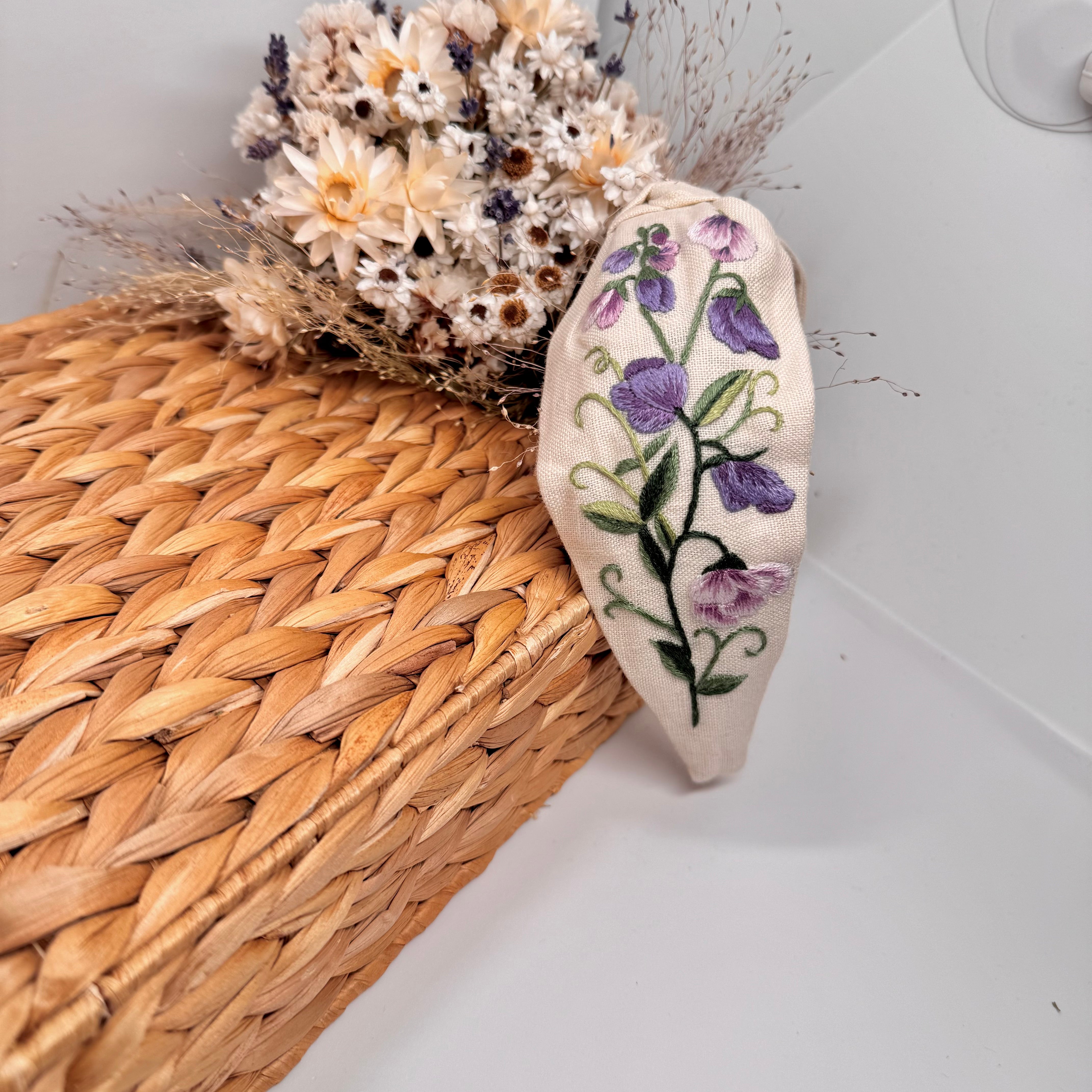 Käsin kirjottu turbaanipanta, kevätlinnunherne-aiheinen kuvio kankaalla