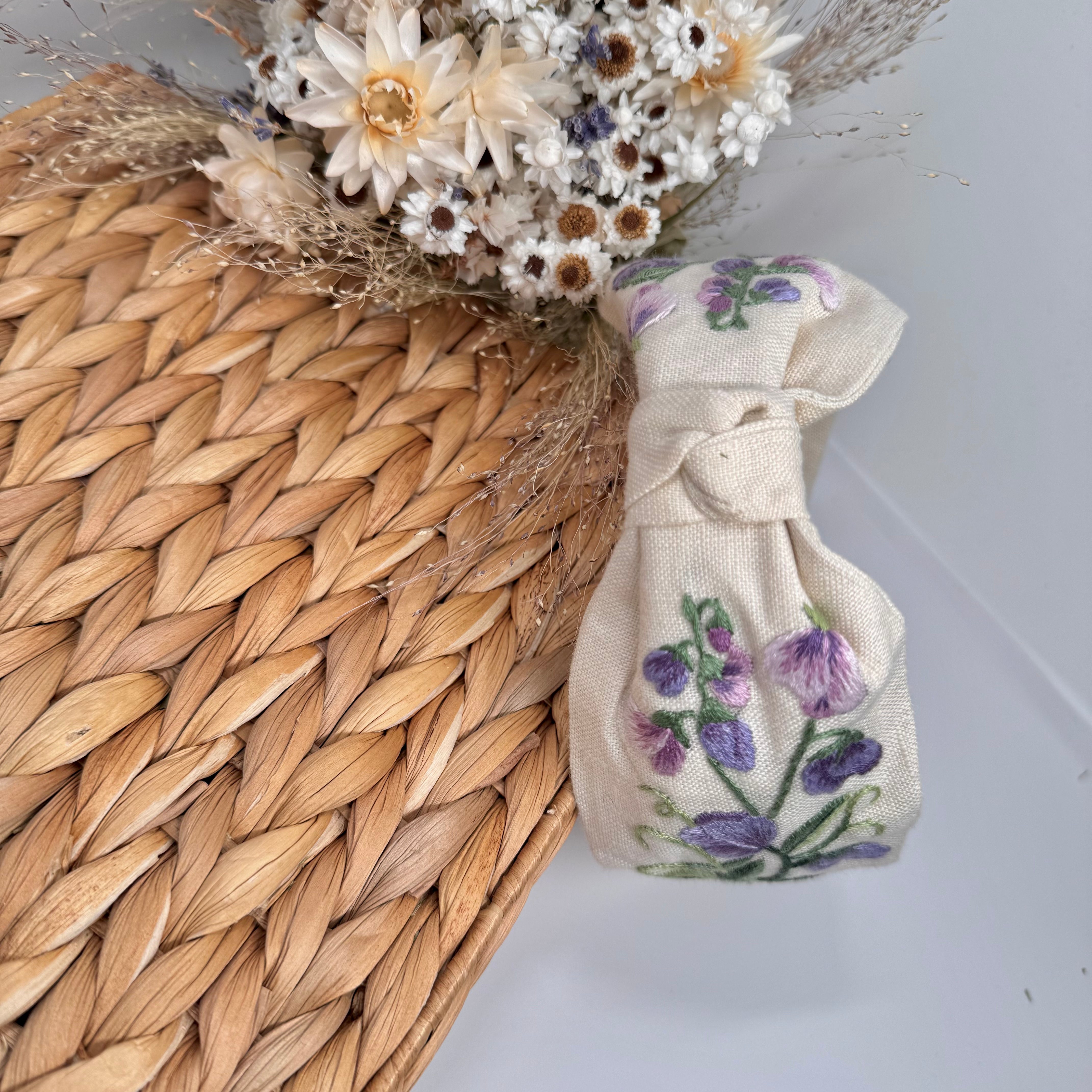 Käsin kirjottu turbaanipanta, kevätlinnunherne-aiheinen kuvio kankaalla