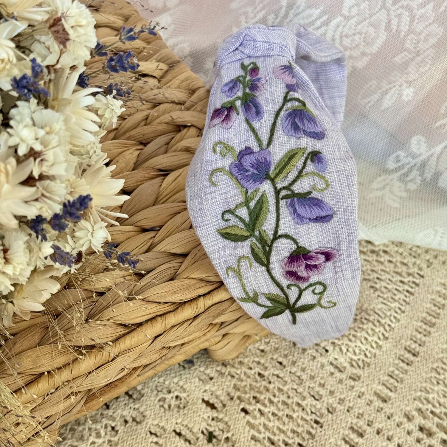 Käsin kirjottu turbaanipanta, kevätlinnunherne-aiheinen kuvio kankaalla