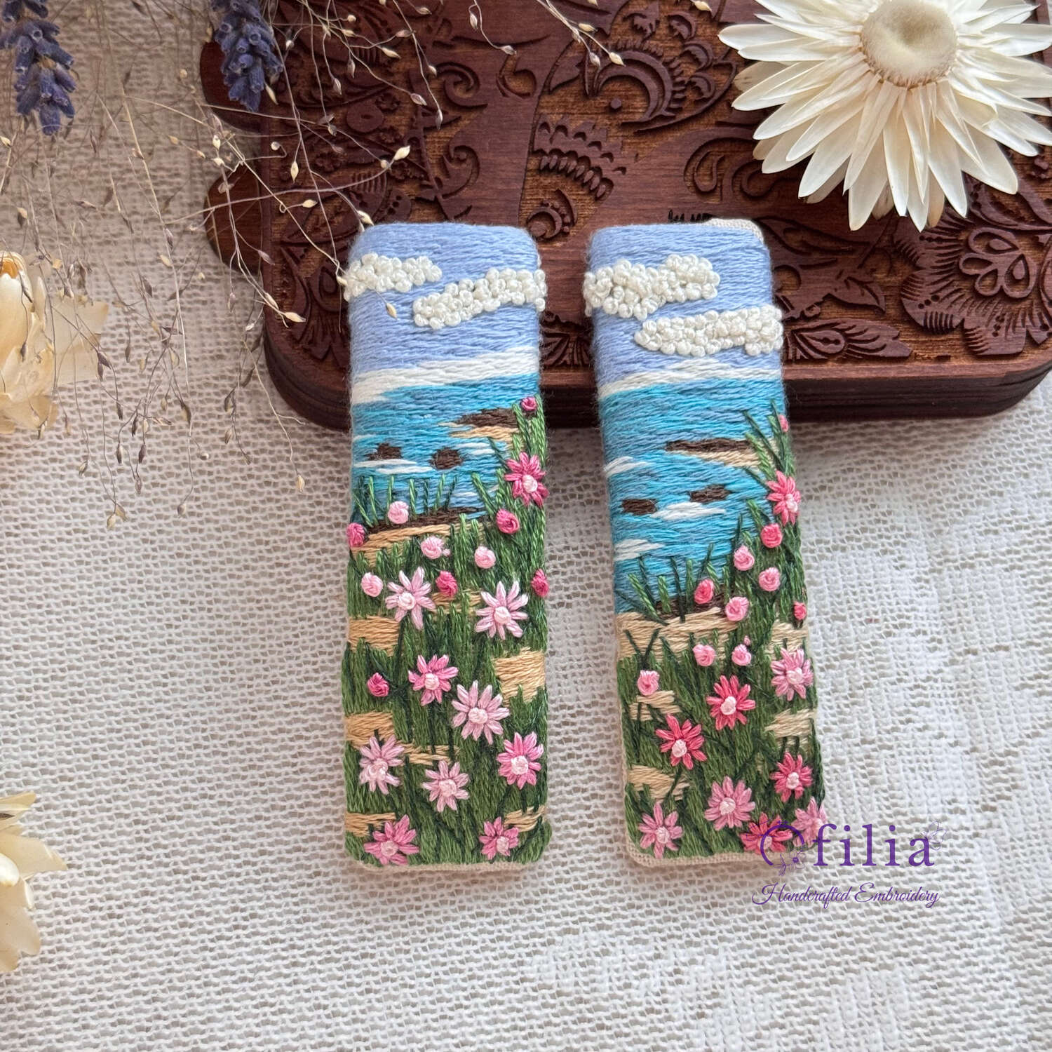 Käsinkirjailtu kevätniitty ja sininen taivas maisemahiuspinni – Ofilia Handmade