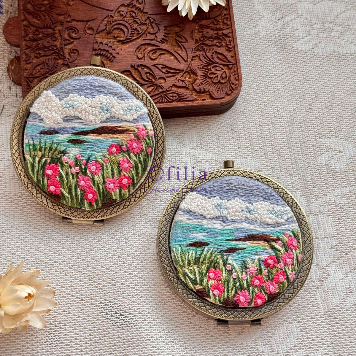 Käsinkirjailtu kevätniitty ja sininen taivas maisemataskupeili – Ofilia Handmade