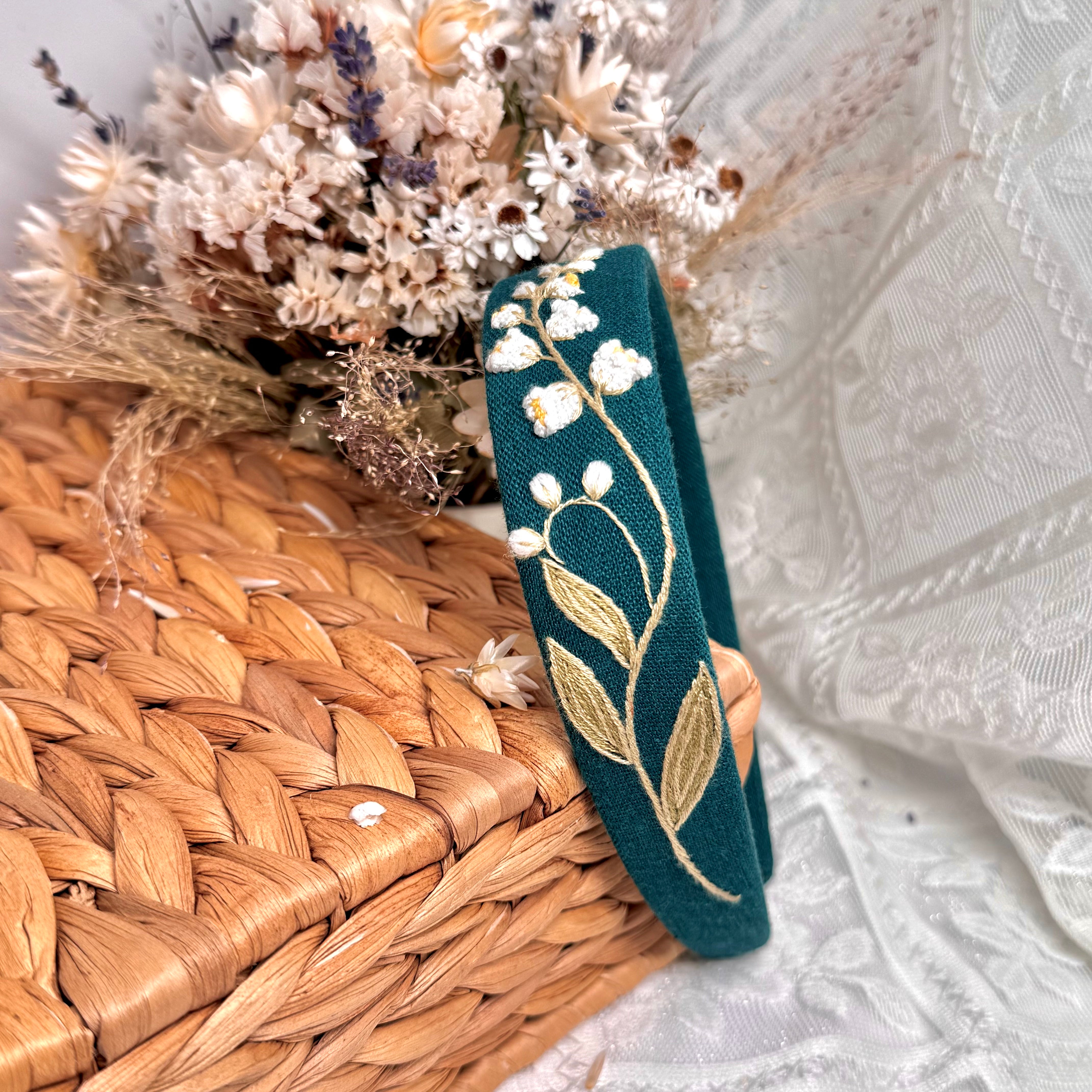 Käsin kirjottu hiuspanta, kielo-aiheinen kuvio kankaalla