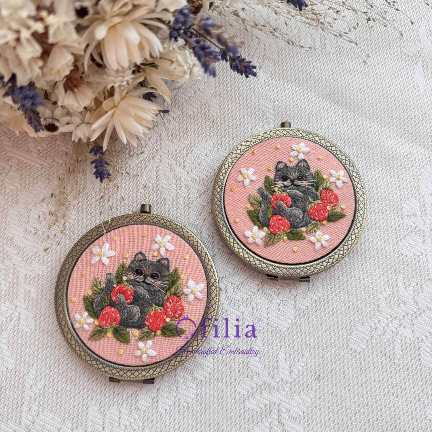 Käsinkirjailtu Kissa ja Mansikka Taskupeili – Ofilia Handmade