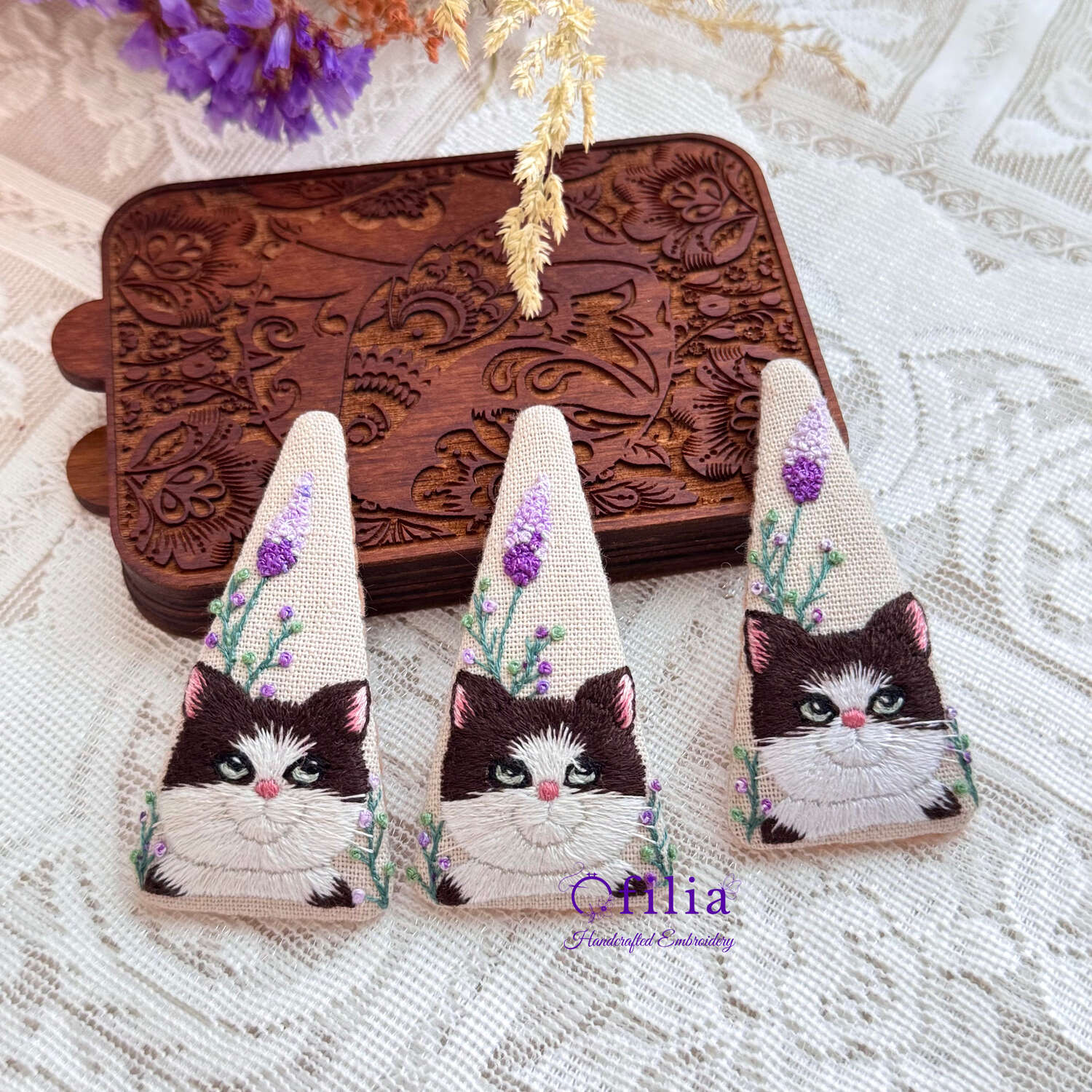 Käsinkirjailtu Kissa ja Laventeli Hiuspinni – Ofilia Handmade