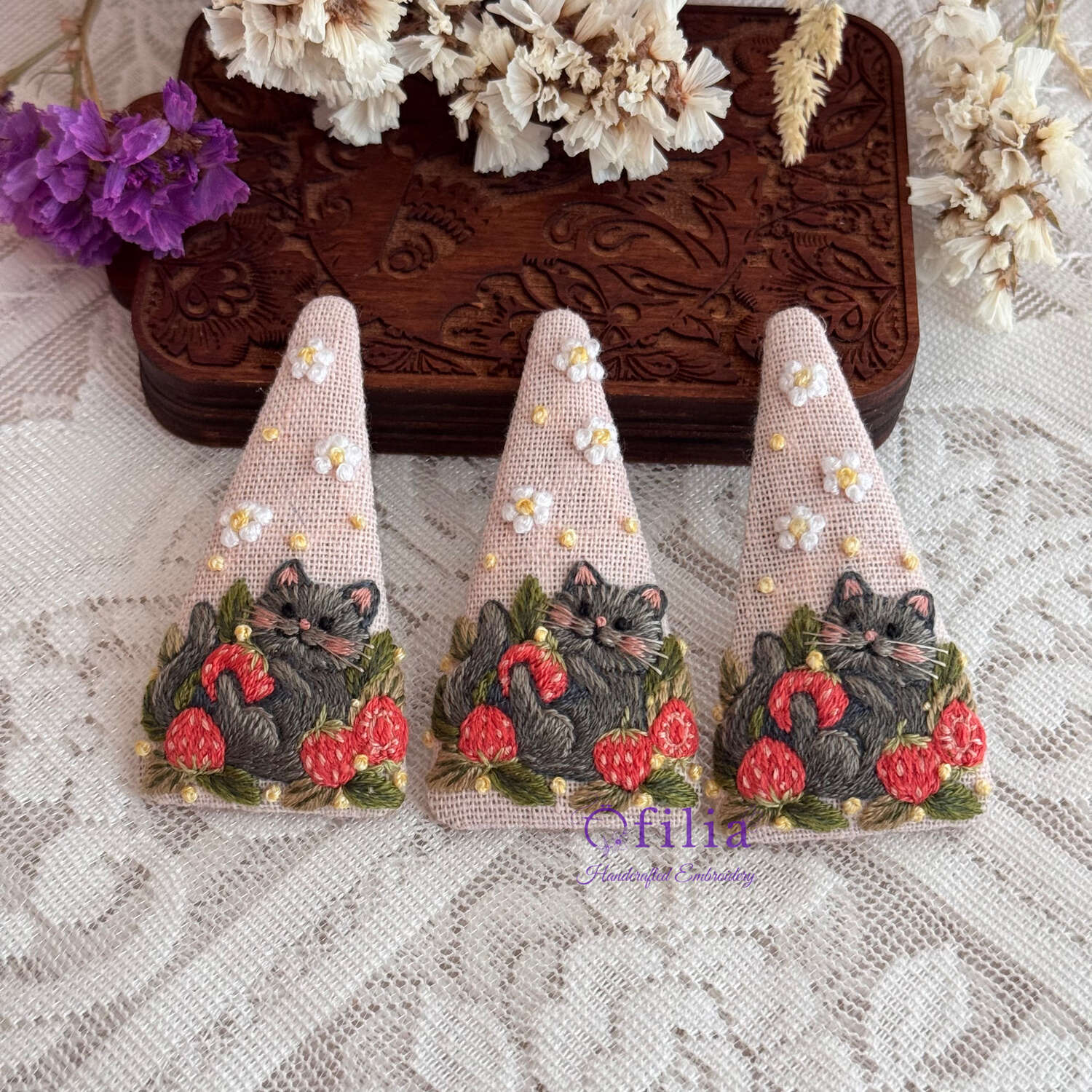 Käsinkirjailtu Kissa ja mansikka hiuspinni – Ofilia Handmade