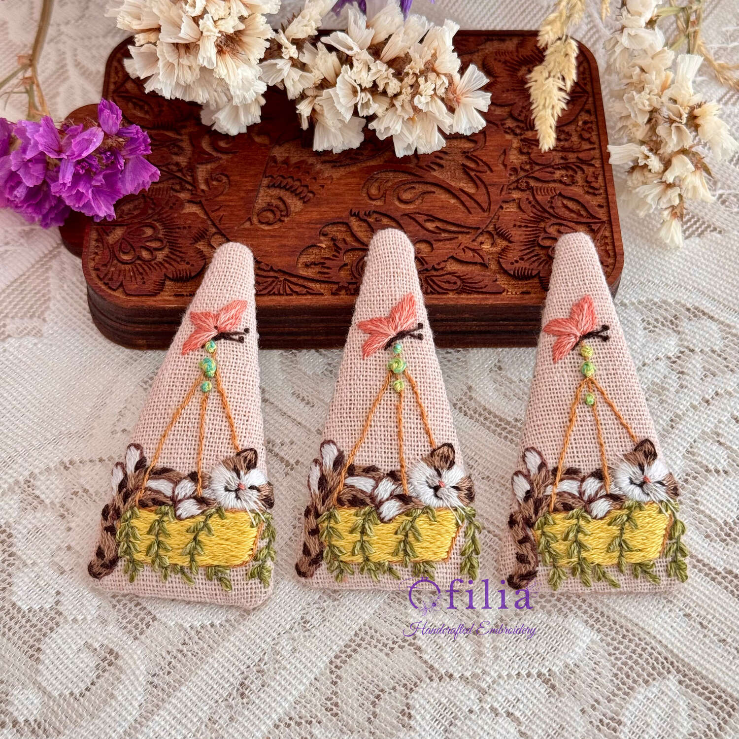 Käsinkirjailtu Kissa ja perhonen hiuspinni – Ofilia Handmade