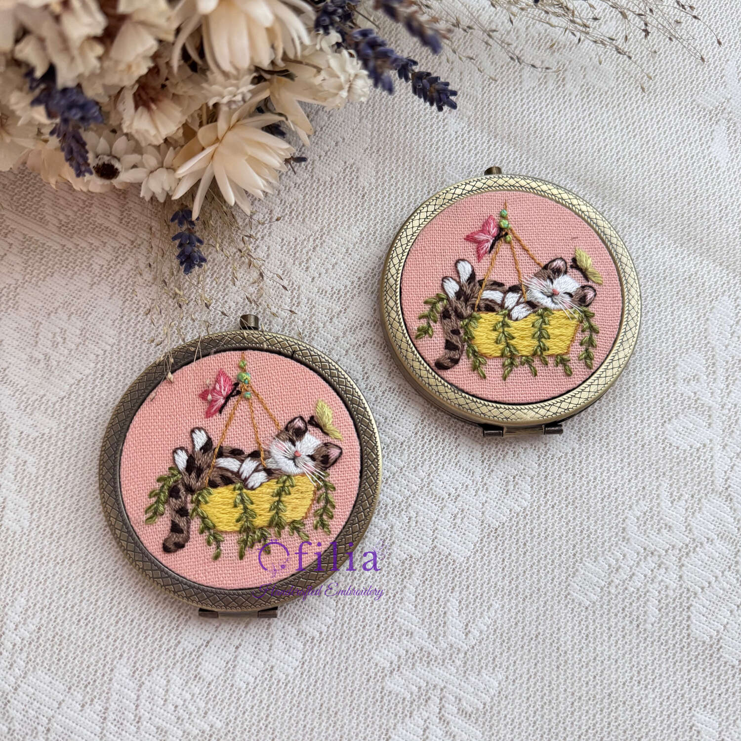 Käsinkirjailtu kissa & perhonen taskupeili – Ofilia Handmade