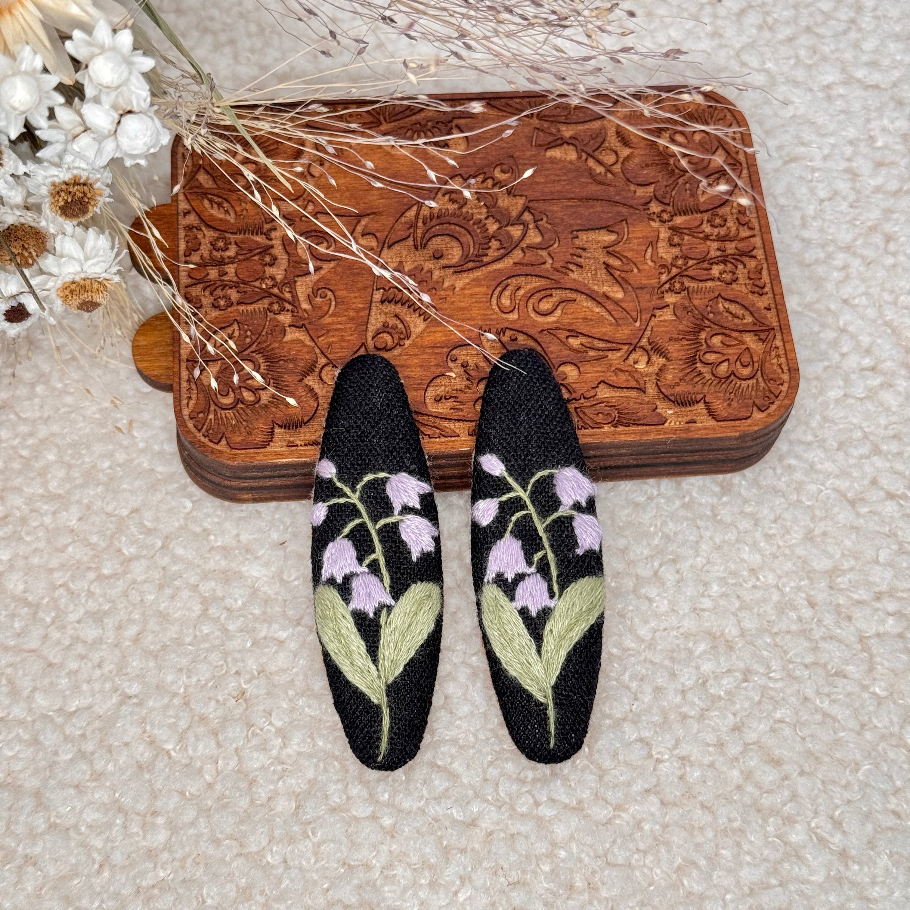 Käsin kirjotut hiuspinnit, kissankello-aiheinen kuvio kankaalla