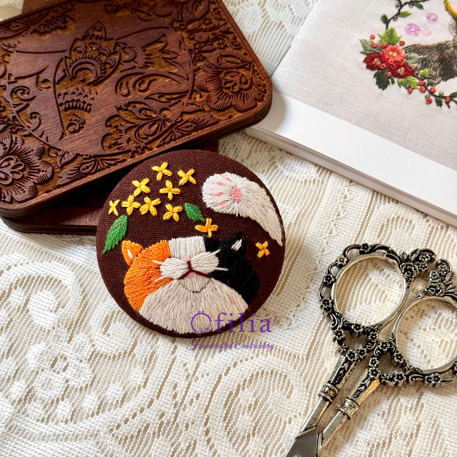 Käsinkirjailtu Kissanpinssi – Ofilia Handmade